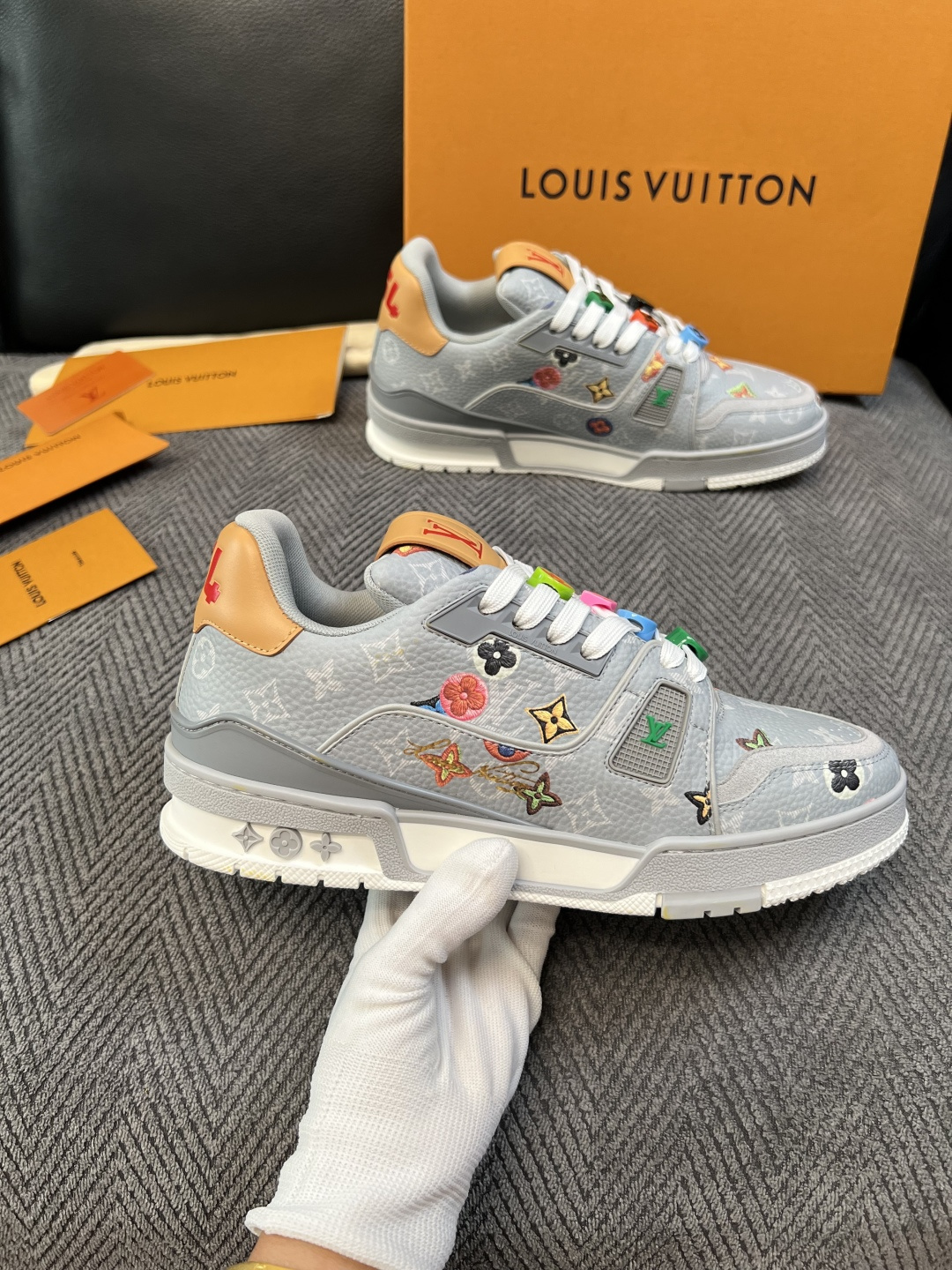 Lv  高品质  顶级工艺品  路易威登，运动板鞋专柜同步，鞋面意大利进口，高品质拼接缤纷色彩复杂工艺品，进口网布里垫柔