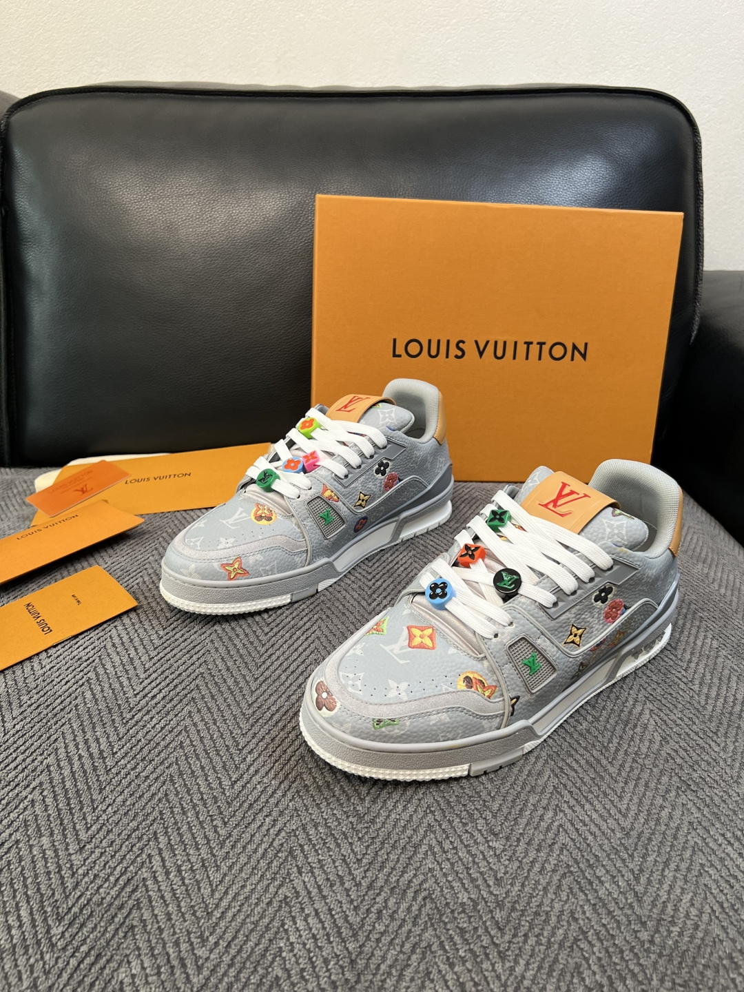 Lv  高品质  顶级工艺品  路易威登，运动板鞋专柜同步，鞋面意大利进口，高品质拼接缤纷色彩复杂工艺品，进口网布里垫柔