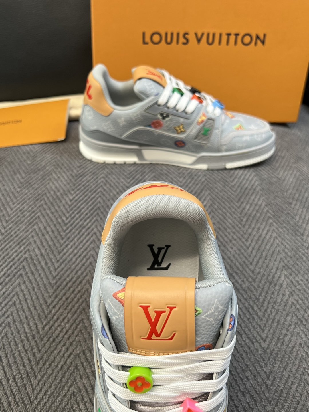 Lv  高品质  顶级工艺品  路易威登，运动板鞋专柜同步，鞋面意大利进口，高品质拼接缤纷色彩复杂工艺品，进口网布里垫柔