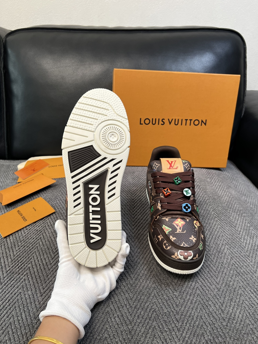 Lv  高品质  顶级工艺品  路易威登，运动板鞋专柜同步，鞋面意大利进口，高品质拼接缤纷色彩复杂工艺品，进口网布里垫柔