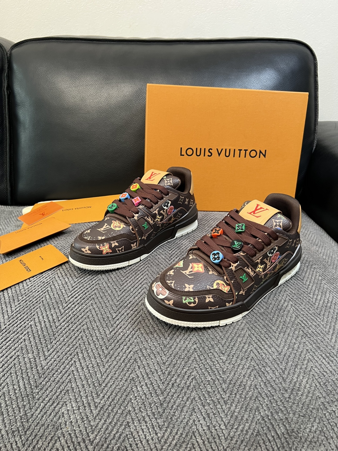 Lv  高品质  顶级工艺品  路易威登，运动板鞋专柜同步，鞋面意大利进口，高品质拼接缤纷色彩复杂工艺品，进口网布里垫柔