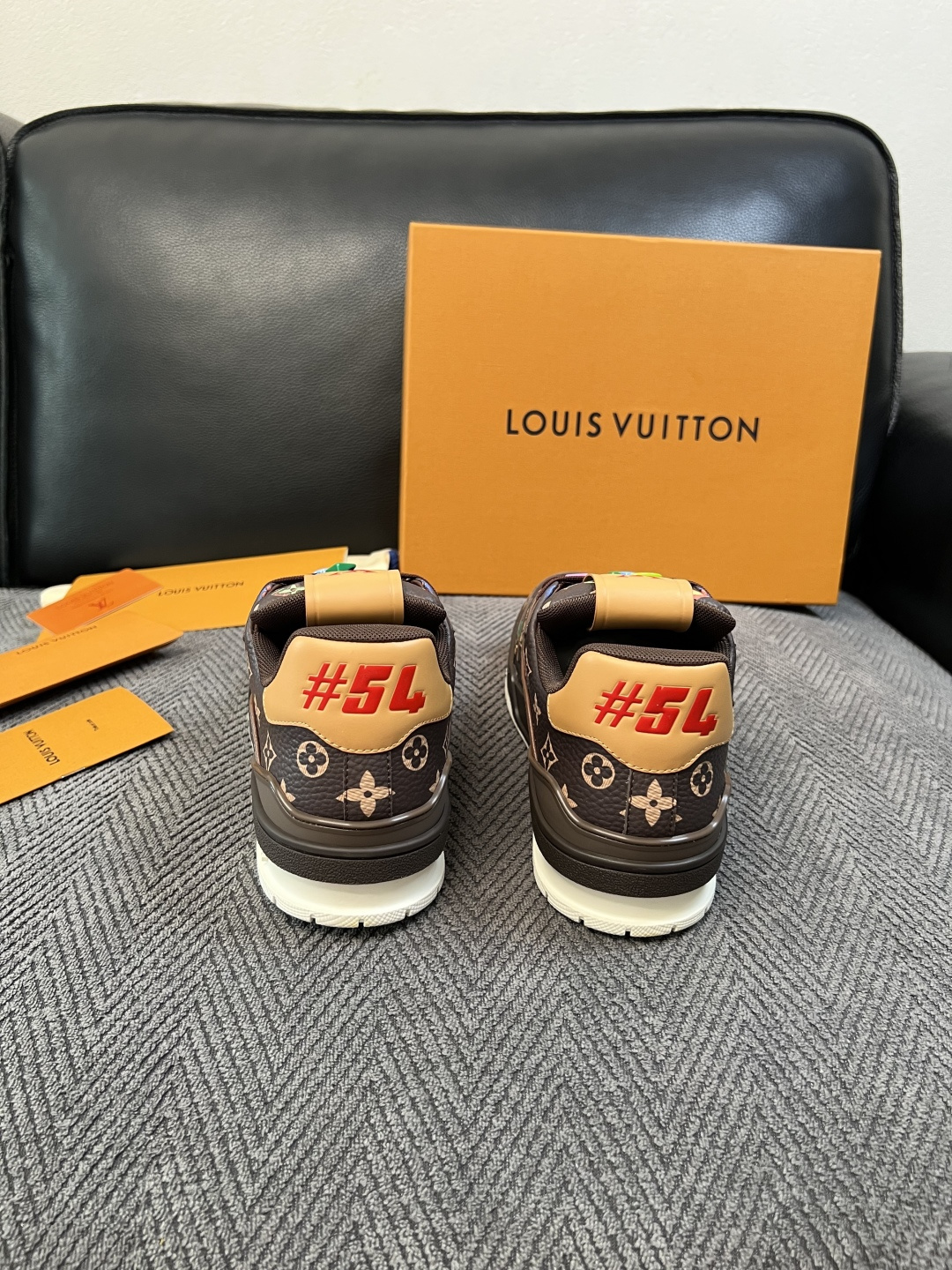Lv  高品质  顶级工艺品  路易威登，运动板鞋专柜同步，鞋面意大利进口，高品质拼接缤纷色彩复杂工艺品，进口网布里垫柔