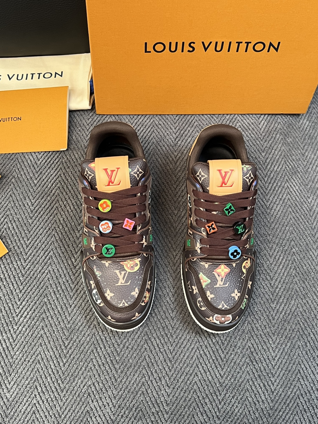 Lv  高品质  顶级工艺品  路易威登，运动板鞋专柜同步，鞋面意大利进口，高品质拼接缤纷色彩复杂工艺品，进口网布里垫柔