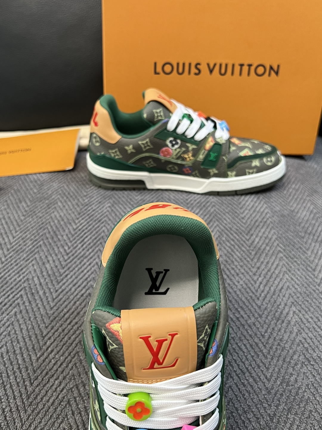 Lv  高品质  顶级工艺品  路易威登，运动板鞋专柜同步，鞋面意大利进口，高品质拼接缤纷色彩复杂工艺品，进口网布里垫柔