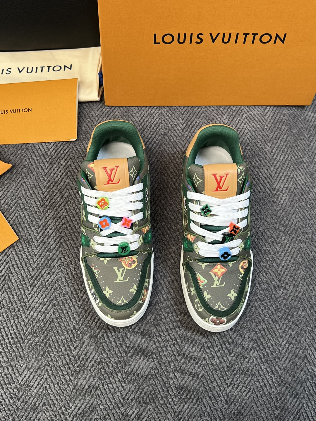 Lv  高品质  顶级工艺品  路易威登，运动板鞋专柜同步，鞋面意大利进口，高品质拼接缤纷色彩复杂工艺品，进口网布里垫柔