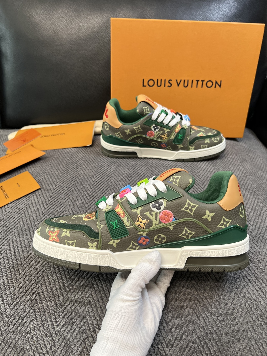 Lv  高品质  顶级工艺品  路易威登，运动板鞋专柜同步，鞋面意大利进口，高品质拼接缤纷色彩复杂工艺品，进口网布里垫柔
