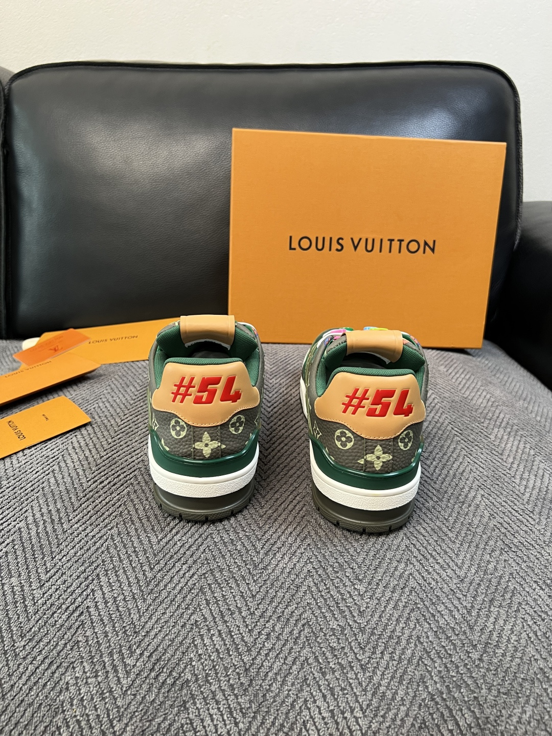 Lv  高品质  顶级工艺品  路易威登，运动板鞋专柜同步，鞋面意大利进口，高品质拼接缤纷色彩复杂工艺品，进口网布里垫柔
