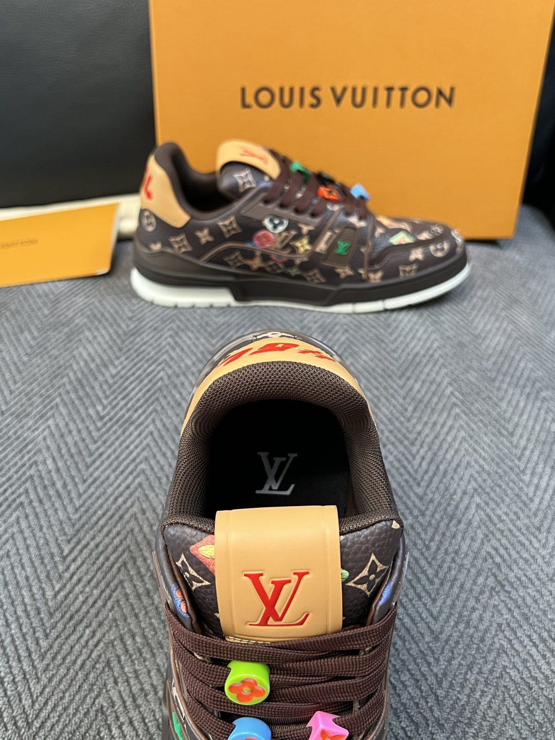 Lv  高品质  顶级工艺品  路易威登，运动板鞋专柜同步，鞋面意大利进口，高品质拼接缤纷色彩复杂工艺品，进口网布里垫柔