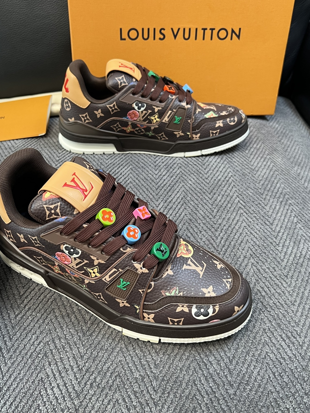 Lv  高品质  顶级工艺品  路易威登，运动板鞋专柜同步，鞋面意大利进口，高品质拼接缤纷色彩复杂工艺品，进口网布里垫柔
