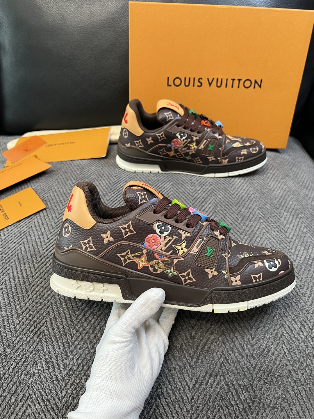 Lv  高品质  顶级工艺品  路易威登，运动板鞋专柜同步，鞋面意大利进口，高品质拼接缤纷色彩复杂工艺品，进口网布里垫柔