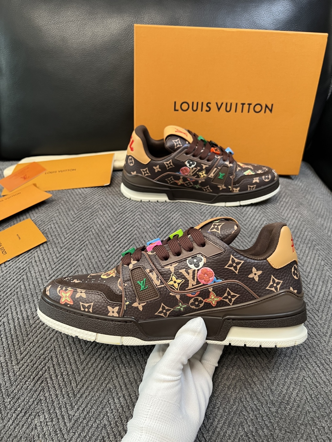 Lv  高品质  顶级工艺品  路易威登，运动板鞋专柜同步，鞋面意大利进口，高品质拼接缤纷色彩复杂工艺品，进口网布里垫柔