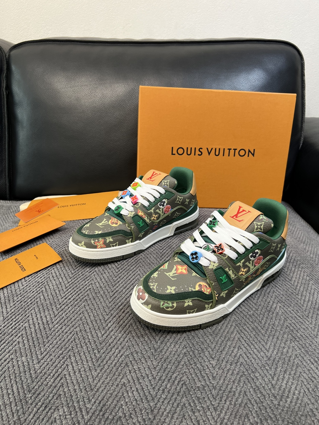 Lv  高品质  顶级工艺品  路易威登，运动板鞋专柜同步，鞋面意大利进口，高品质拼接缤纷色彩复杂工艺品，进口网布里垫柔