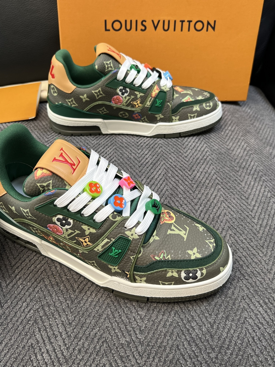 Lv  高品质  顶级工艺品  路易威登，运动板鞋专柜同步，鞋面意大利进口，高品质拼接缤纷色彩复杂工艺品，进口网布里垫柔