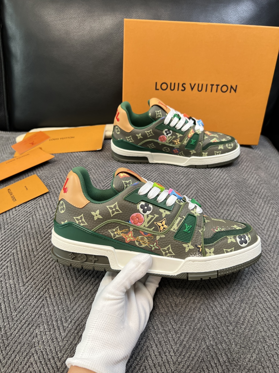 Lv  高品质  顶级工艺品  路易威登，运动板鞋专柜同步，鞋面意大利进口，高品质拼接缤纷色彩复杂工艺品，进口网布里垫柔