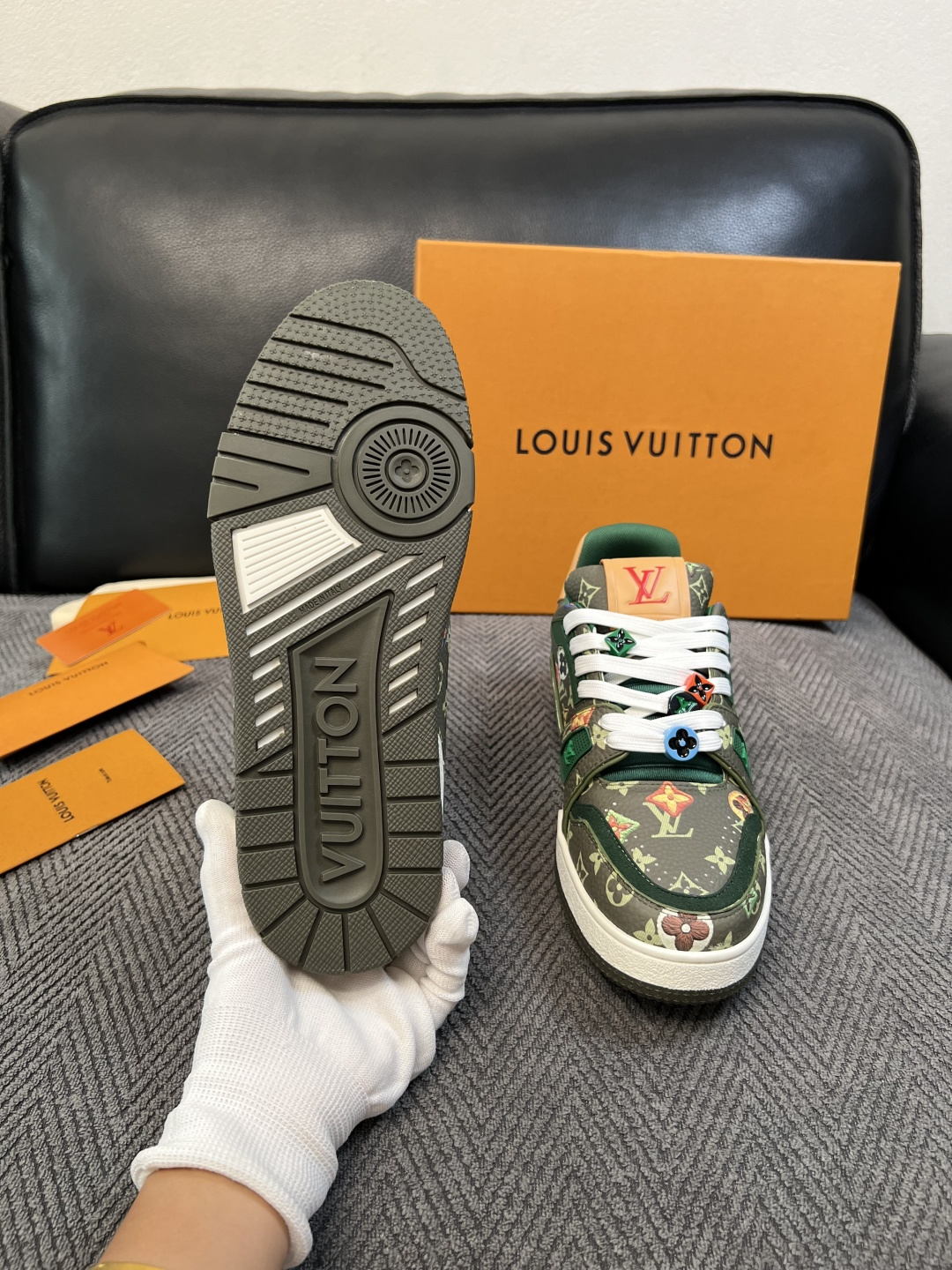 Lv  高品质  顶级工艺品  路易威登，运动板鞋专柜同步，鞋面意大利进口，高品质拼接缤纷色彩复杂工艺品，进口网布里垫柔
