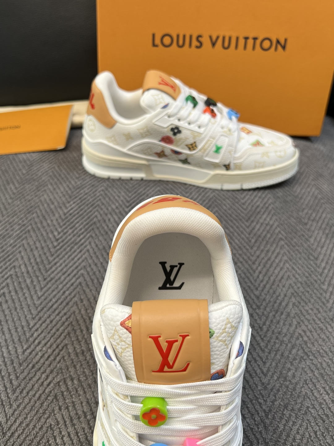 Lv  高品质  顶级工艺品  路易威登，运动板鞋专柜同步，鞋面意大利进口，高品质拼接缤纷色彩复杂工艺品，进口网布里垫柔