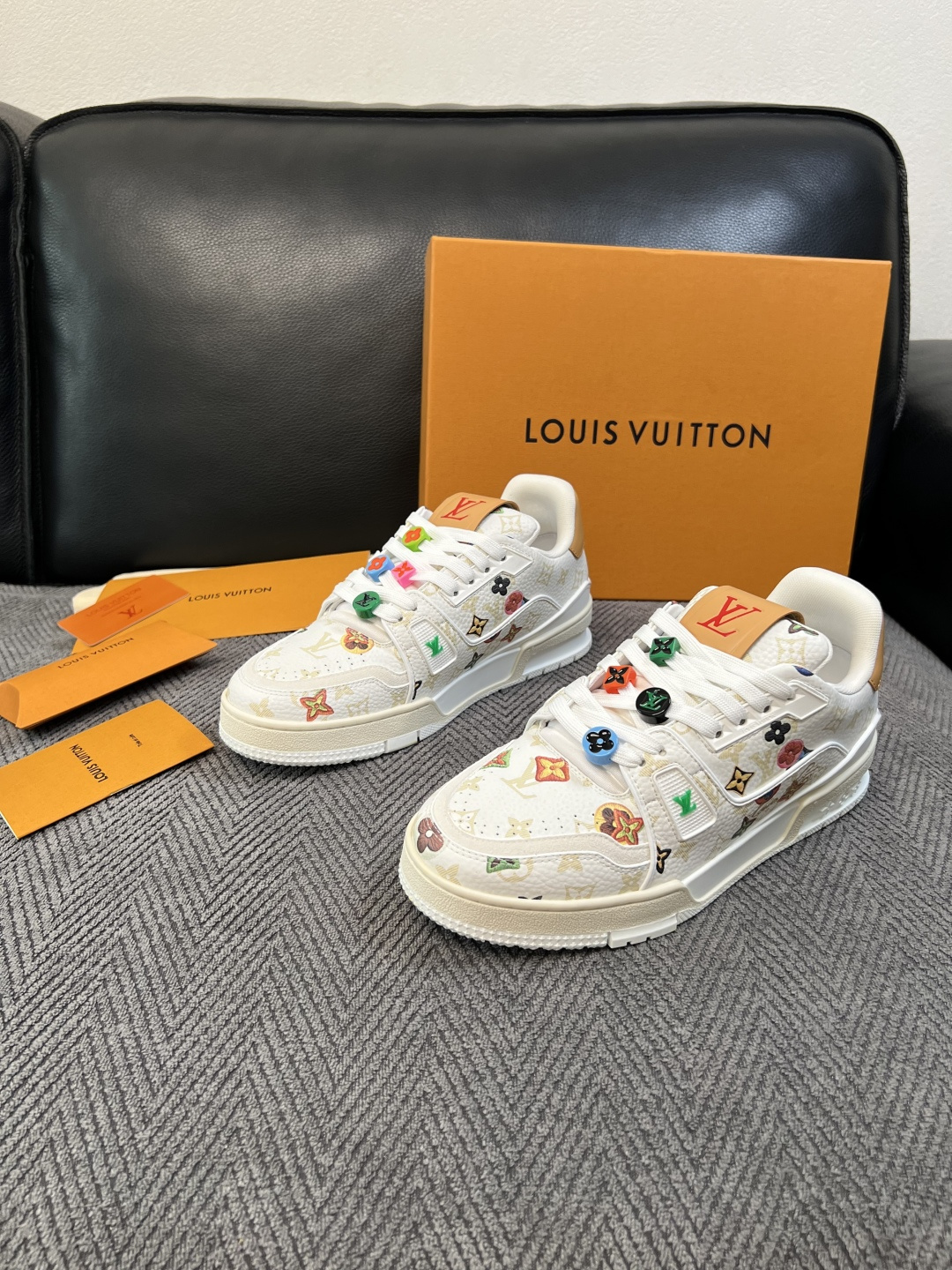 Lv  高品质  顶级工艺品  路易威登，运动板鞋专柜同步，鞋面意大利进口，高品质拼接缤纷色彩复杂工艺品，进口网布里垫柔