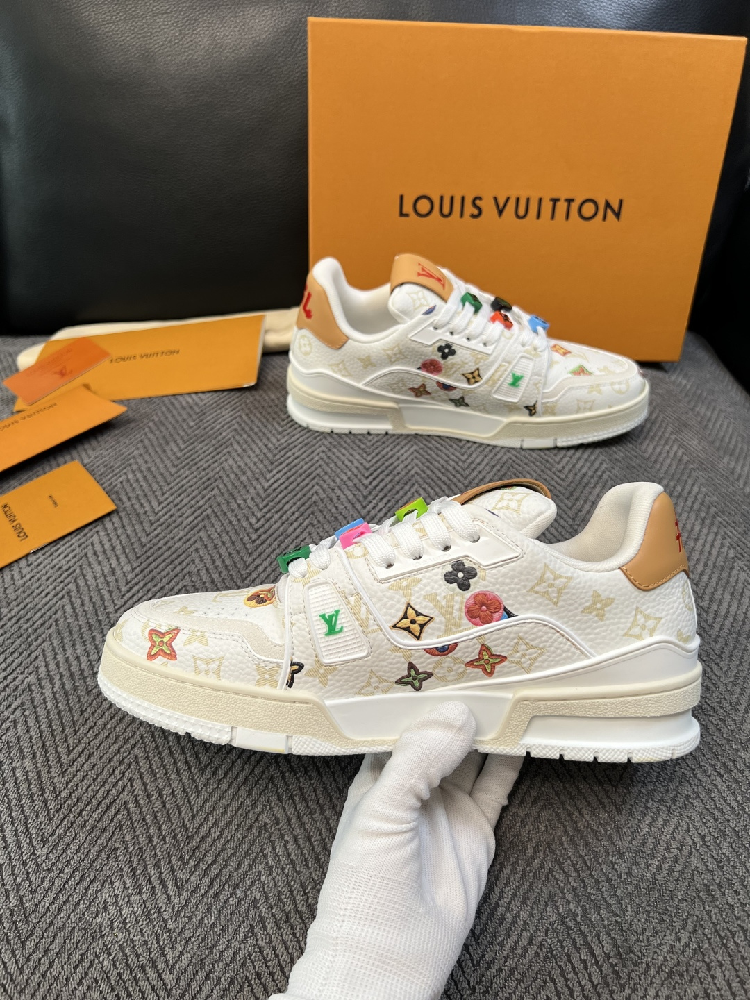 Lv  高品质  顶级工艺品  路易威登，运动板鞋专柜同步，鞋面意大利进口，高品质拼接缤纷色彩复杂工艺品，进口网布里垫柔