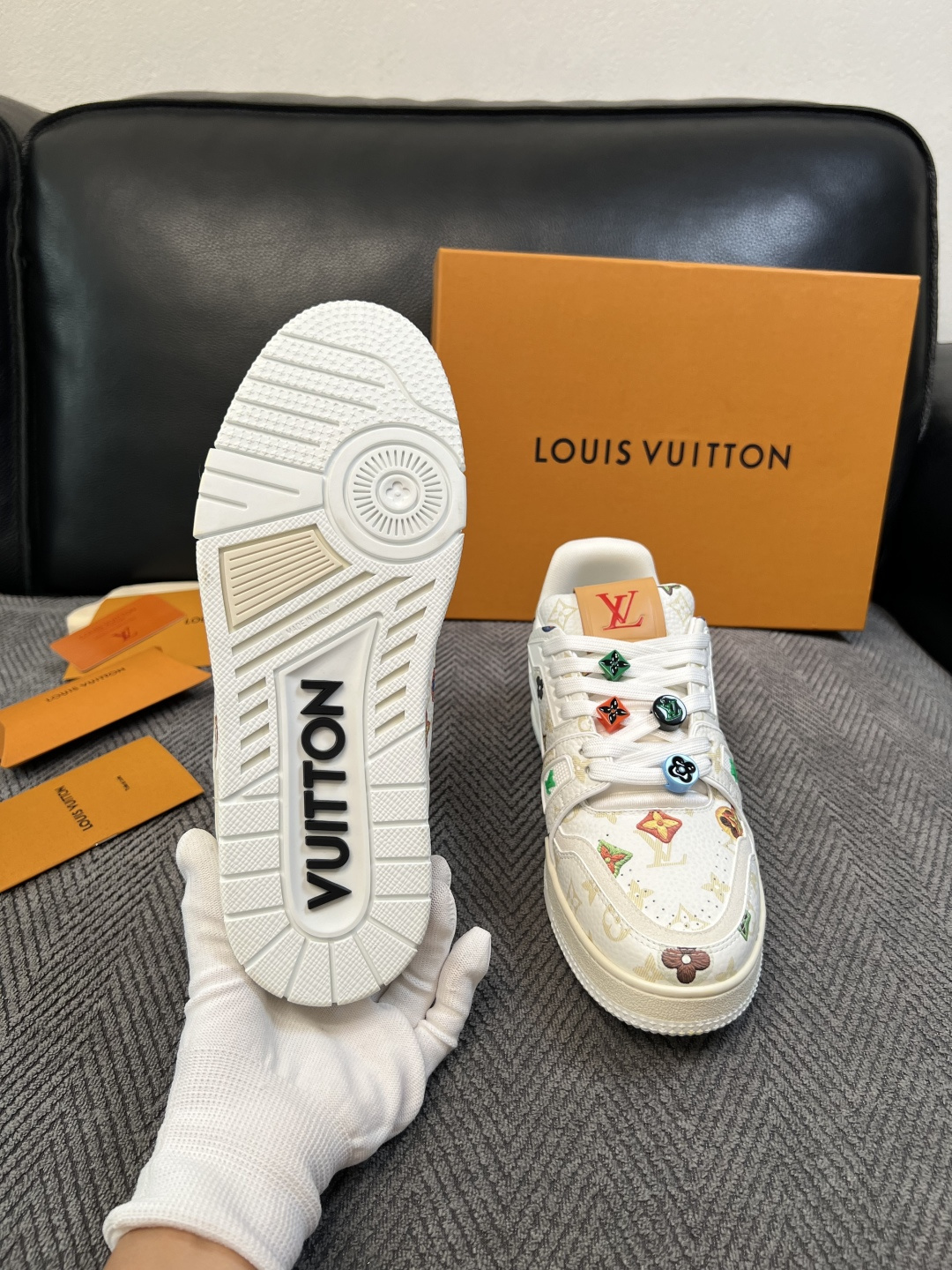 Lv  高品质  顶级工艺品  路易威登，运动板鞋专柜同步，鞋面意大利进口，高品质拼接缤纷色彩复杂工艺品，进口网布里垫柔
