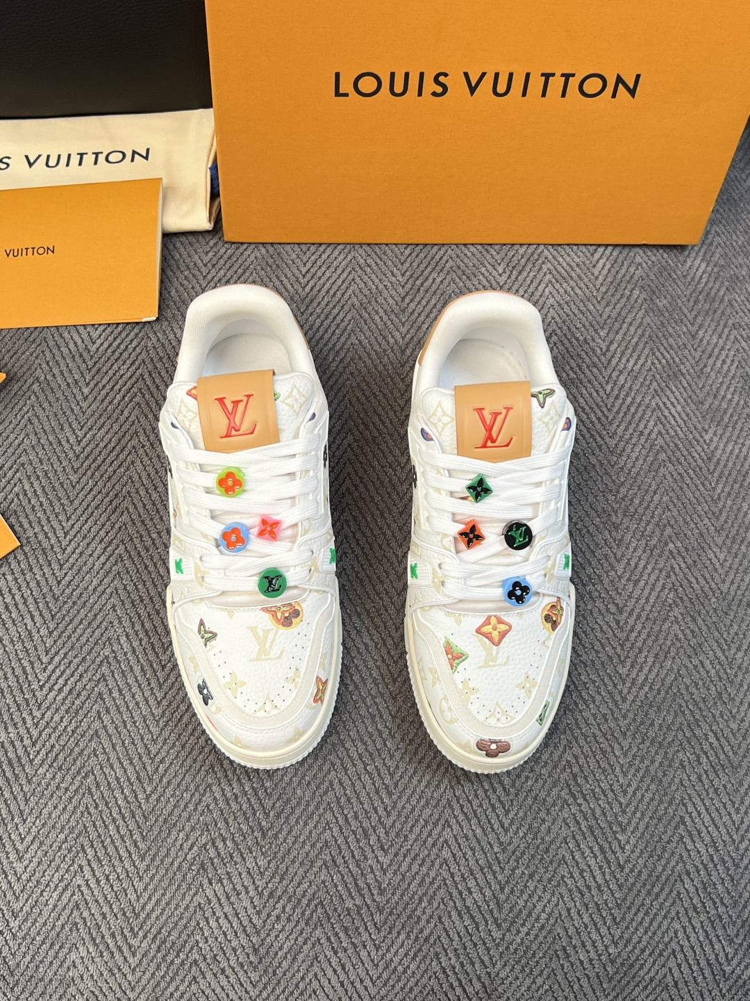 Lv  高品质  顶级工艺品  路易威登，运动板鞋专柜同步，鞋面意大利进口，高品质拼接缤纷色彩复杂工艺品，进口网布里垫柔