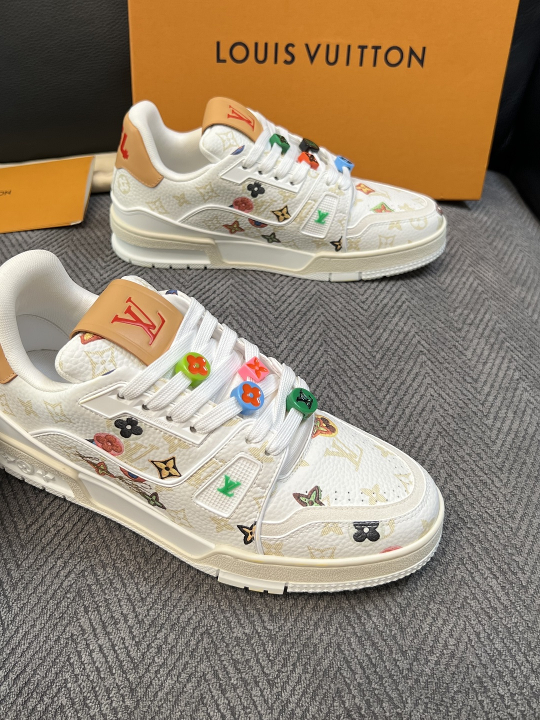Lv  高品质  顶级工艺品  路易威登，运动板鞋专柜同步，鞋面意大利进口，高品质拼接缤纷色彩复杂工艺品，进口网布里垫柔