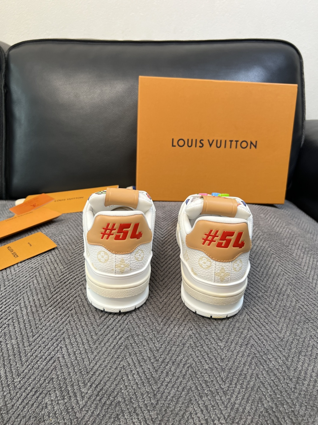 Lv  高品质  顶级工艺品  路易威登，运动板鞋专柜同步，鞋面意大利进口，高品质拼接缤纷色彩复杂工艺品，进口网布里垫柔