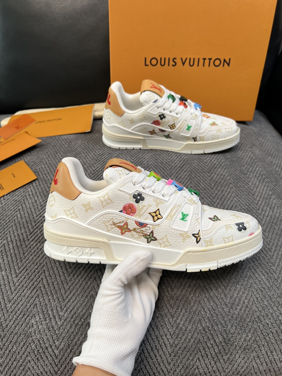 Lv  高品质  顶级工艺品  路易威登，运动板鞋专柜同步，鞋面意大利进口，高品质拼接缤纷色彩复杂工艺品，进口网布里垫柔