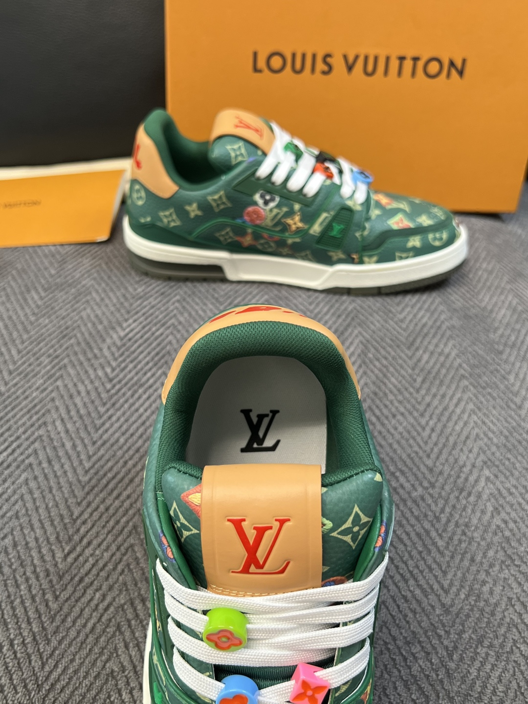 Lv  高品质  顶级工艺品  路易威登，运动板鞋专柜同步，鞋面意大利进口，高品质拼接缤纷色彩复杂工艺品，进口网布里垫柔