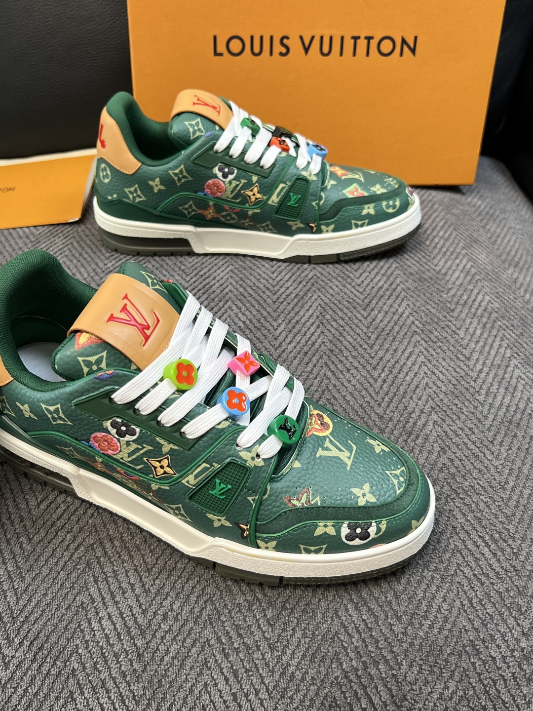 Lv  高品质  顶级工艺品  路易威登，运动板鞋专柜同步，鞋面意大利进口，高品质拼接缤纷色彩复杂工艺品，进口网布里垫柔