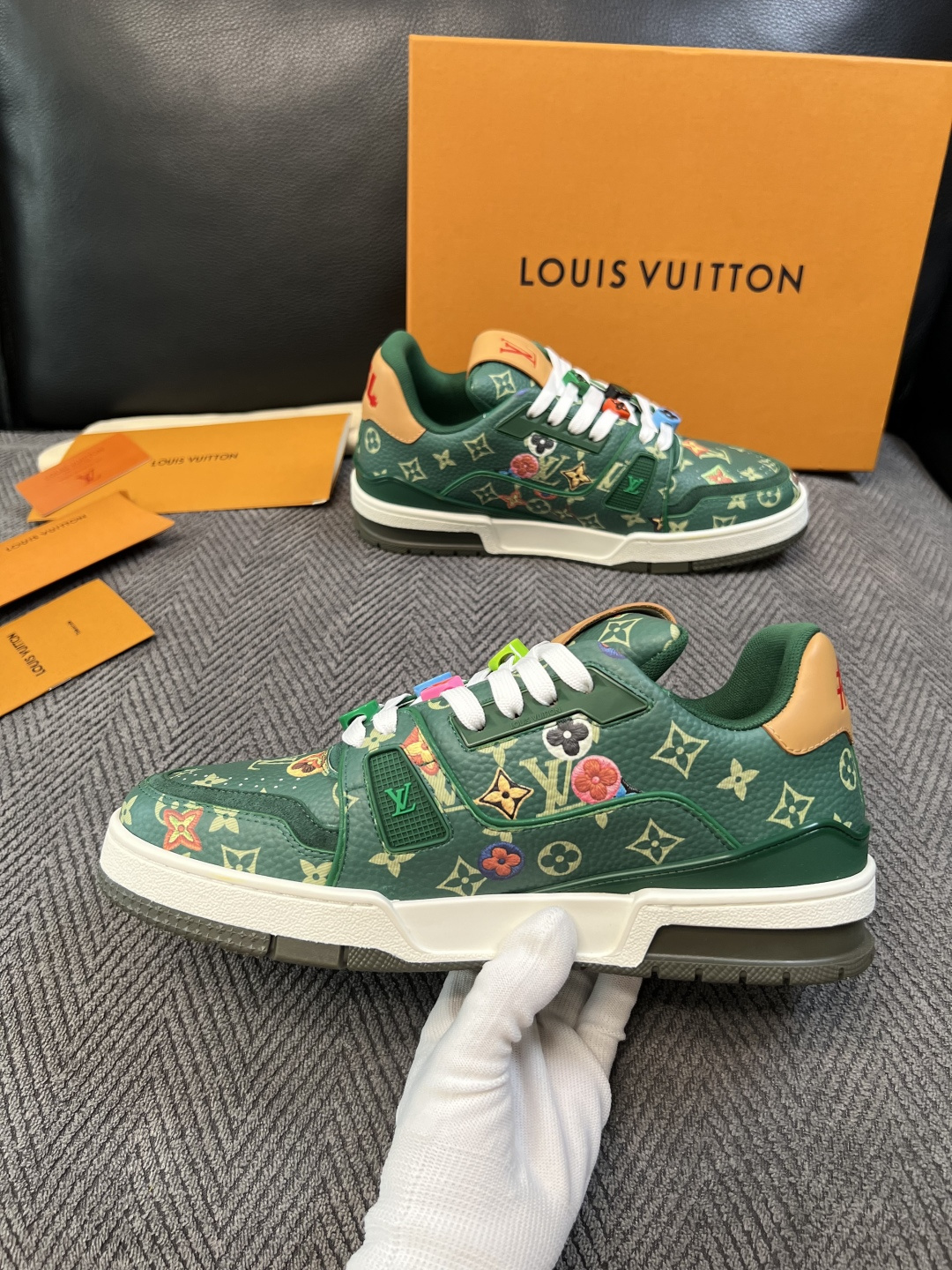 Lv  高品质  顶级工艺品  路易威登，运动板鞋专柜同步，鞋面意大利进口，高品质拼接缤纷色彩复杂工艺品，进口网布里垫柔