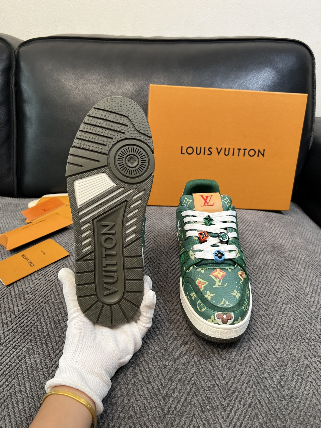 Lv  高品质  顶级工艺品  路易威登，运动板鞋专柜同步，鞋面意大利进口，高品质拼接缤纷色彩复杂工艺品，进口网布里垫柔