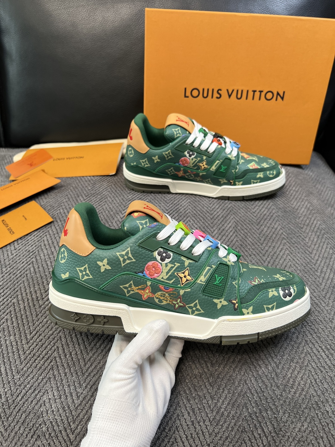 Lv  高品质  顶级工艺品  路易威登，运动板鞋专柜同步，鞋面意大利进口，高品质拼接缤纷色彩复杂工艺品，进口网布里垫柔