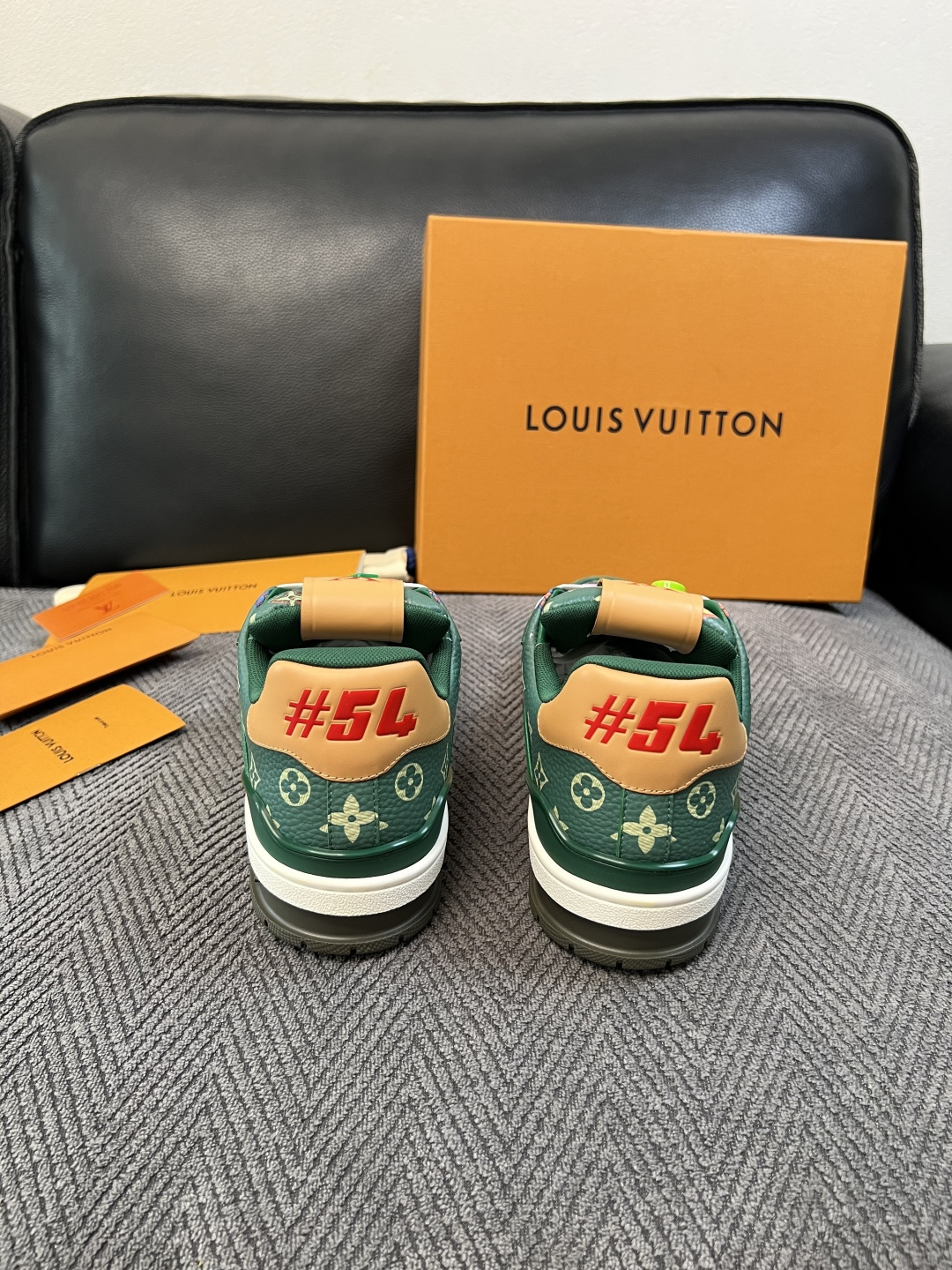 Lv  高品质  顶级工艺品  路易威登，运动板鞋专柜同步，鞋面意大利进口，高品质拼接缤纷色彩复杂工艺品，进口网布里垫柔
