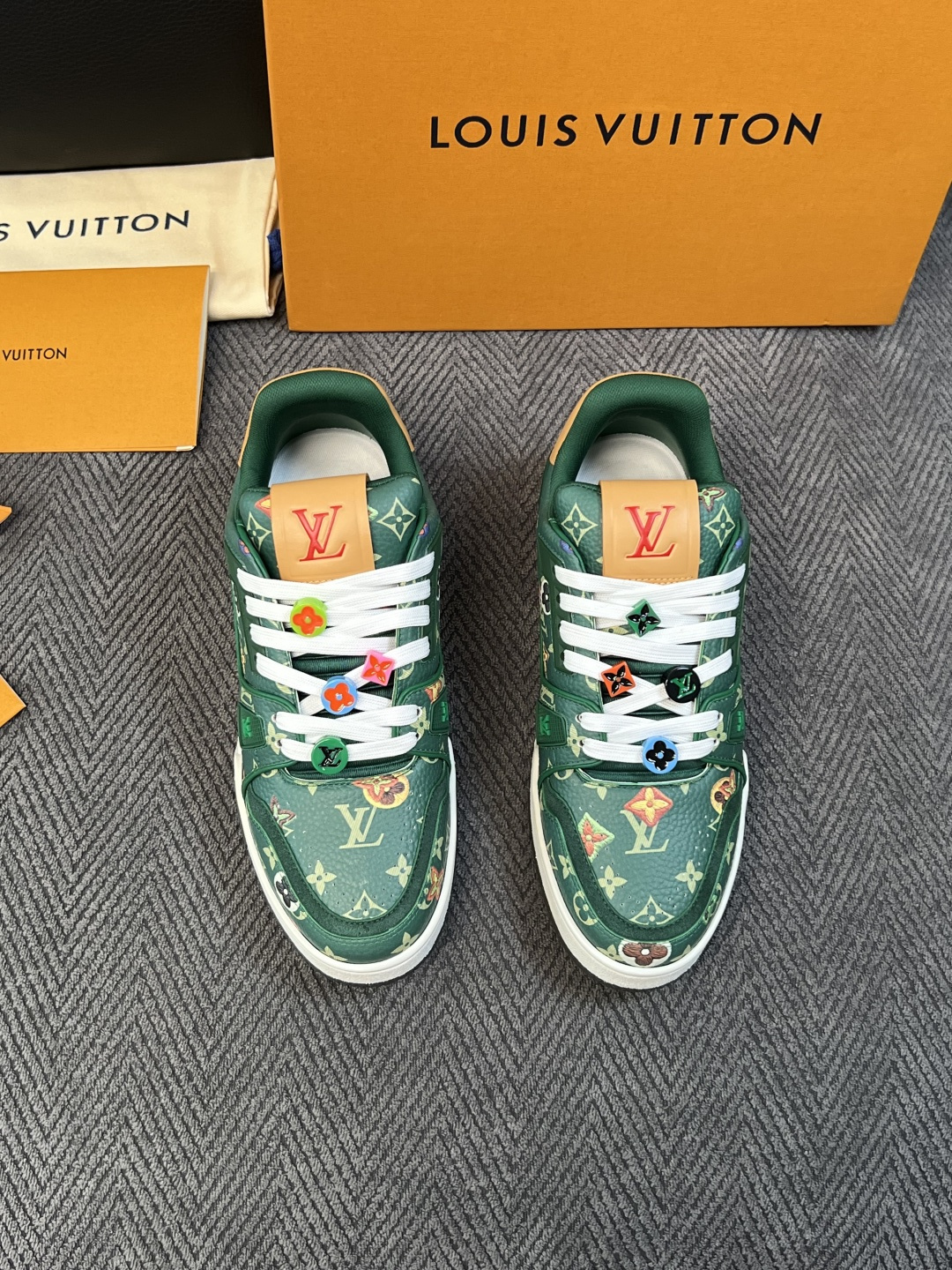 Lv  高品质  顶级工艺品  路易威登，运动板鞋专柜同步，鞋面意大利进口，高品质拼接缤纷色彩复杂工艺品，进口网布里垫柔