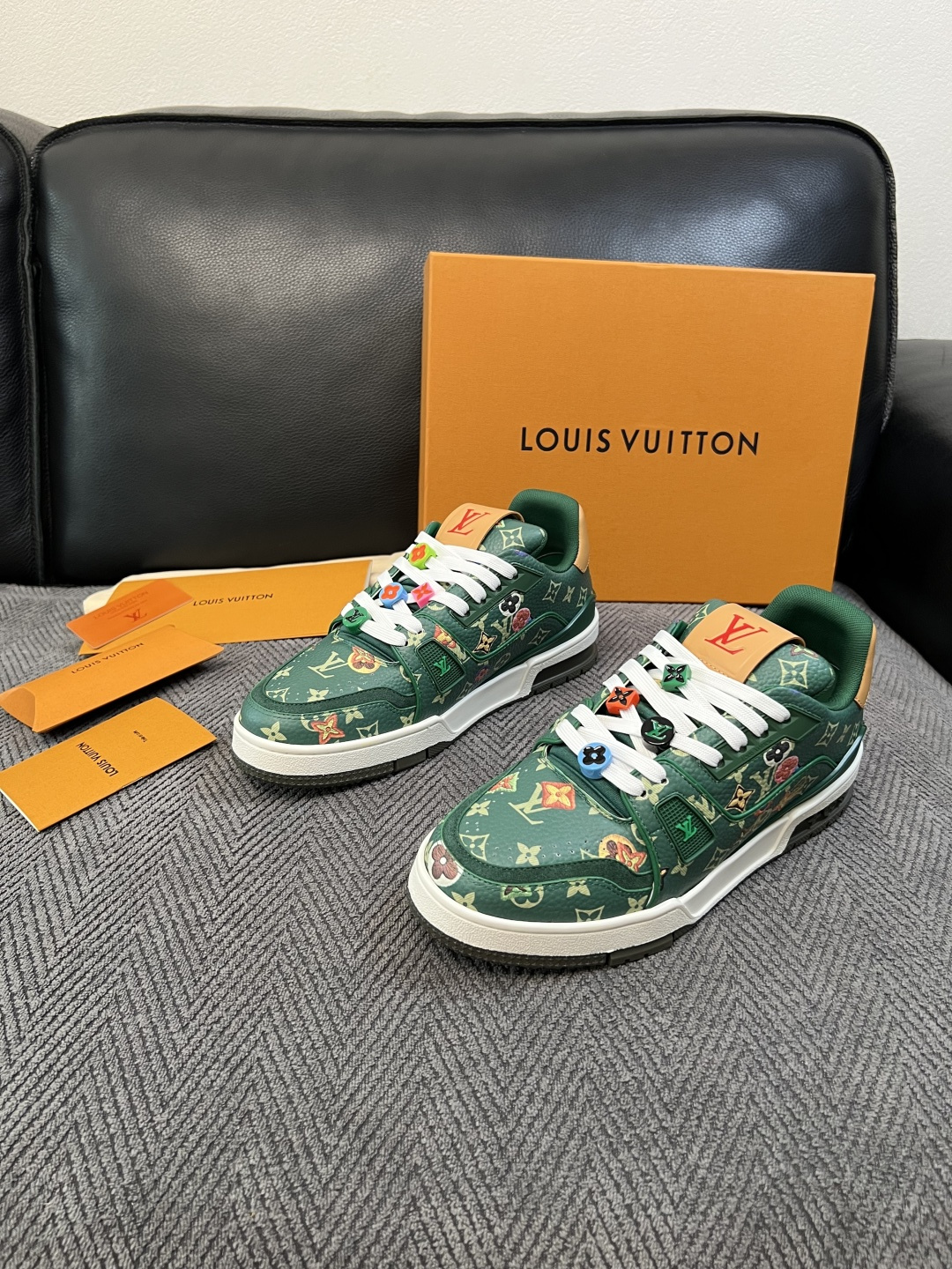 Lv  高品质  顶级工艺品  路易威登，运动板鞋专柜同步，鞋面意大利进口，高品质拼接缤纷色彩复杂工艺品，进口网布里垫柔