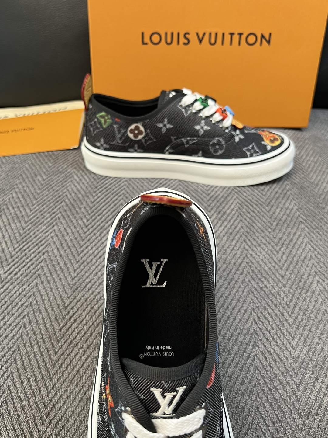 Lv  顶级代购  路易威登 专柜同步，意大利进口面料，进口水染牛皮内里，鞋底：原厂特供原版底，原厂跟单货，码数 39-