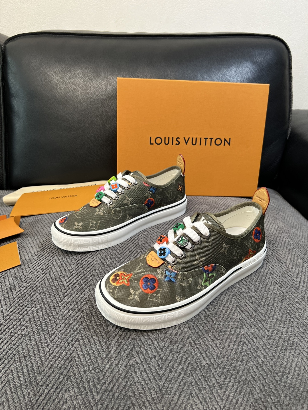 Lv  顶级代购  路易威登 专柜同步，意大利进口面料，进口水染牛皮内里，鞋底：原厂特供原版底，原厂跟单货，码数 39-