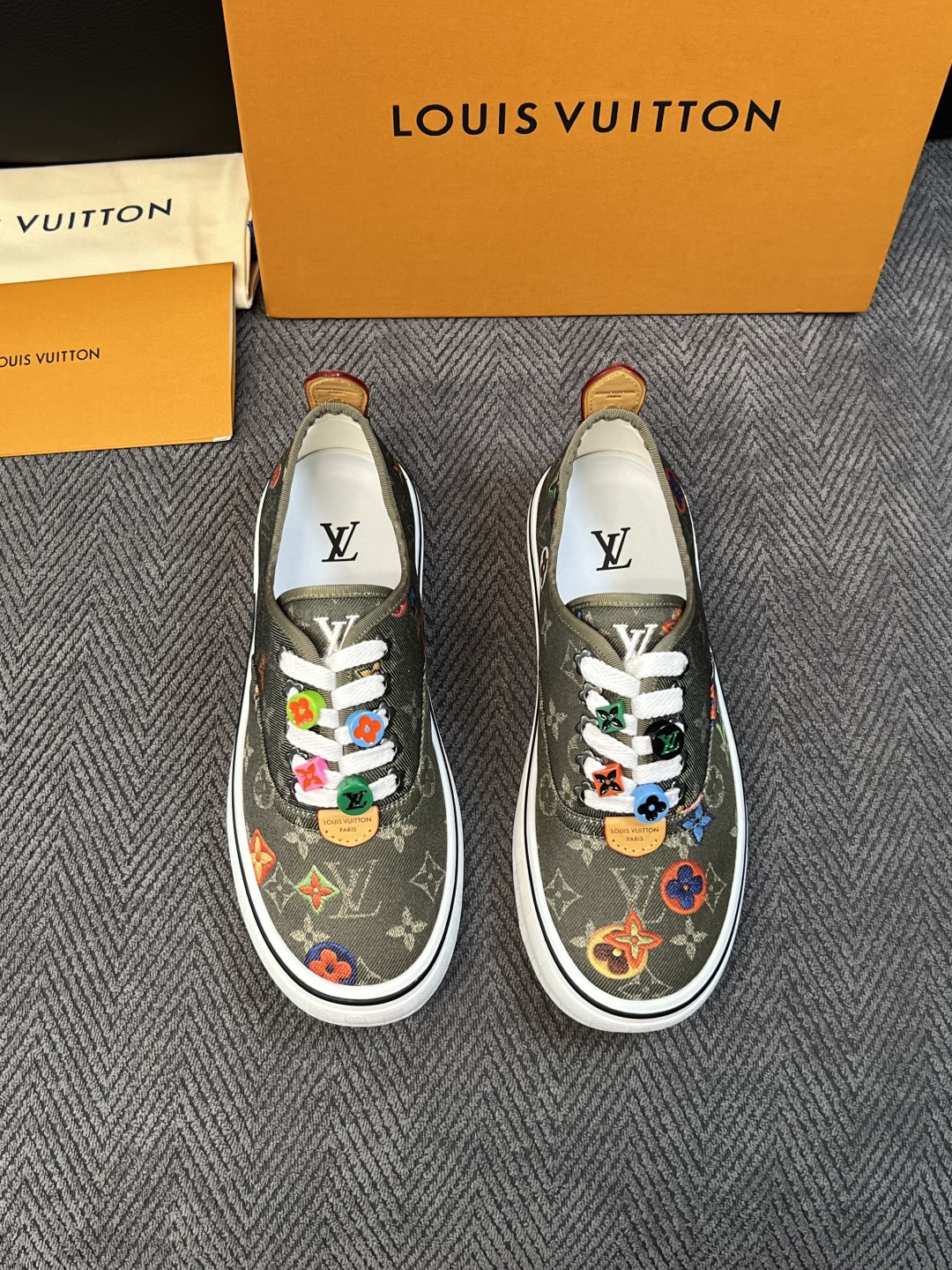 Lv  顶级代购  路易威登 专柜同步，意大利进口面料，进口水染牛皮内里，鞋底：原厂特供原版底，原厂跟单货，码数 39-