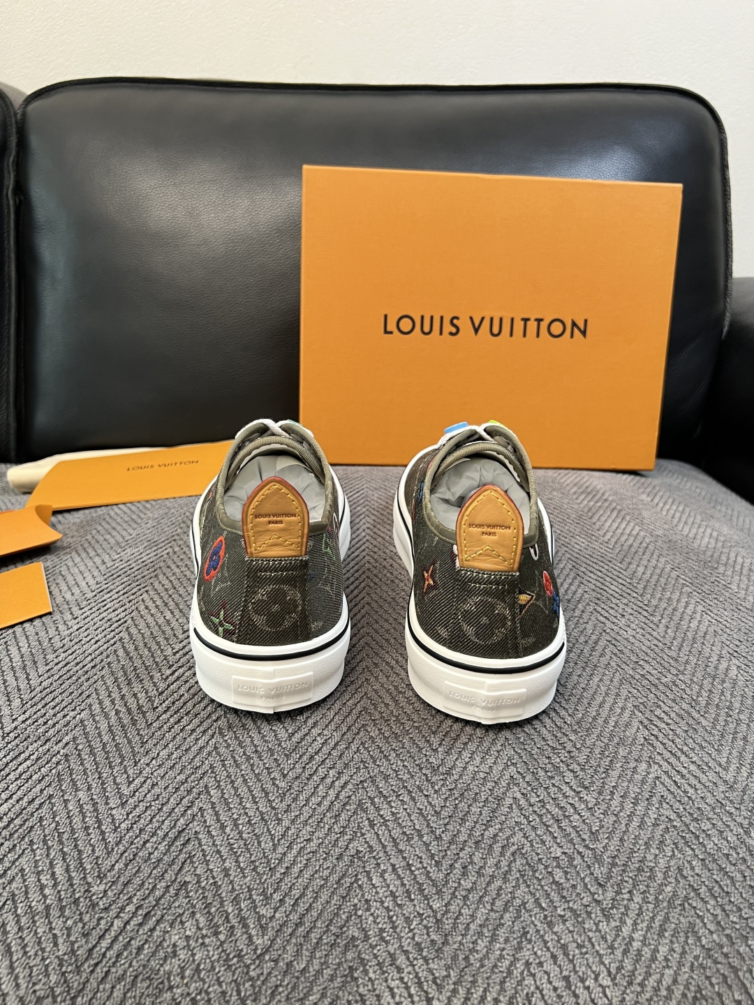 Lv  顶级代购  路易威登 专柜同步，意大利进口面料，进口水染牛皮内里，鞋底：原厂特供原版底，原厂跟单货，码数 39-