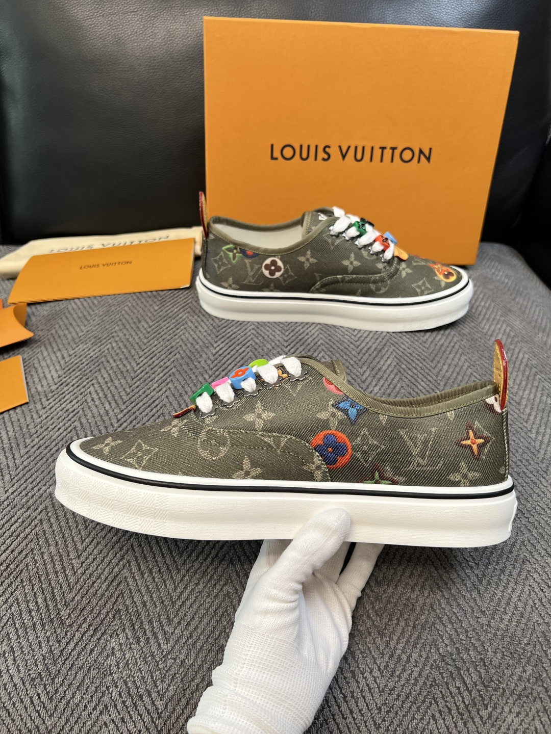 Lv  顶级代购  路易威登 专柜同步，意大利进口面料，进口水染牛皮内里，鞋底：原厂特供原版底，原厂跟单货，码数 39-