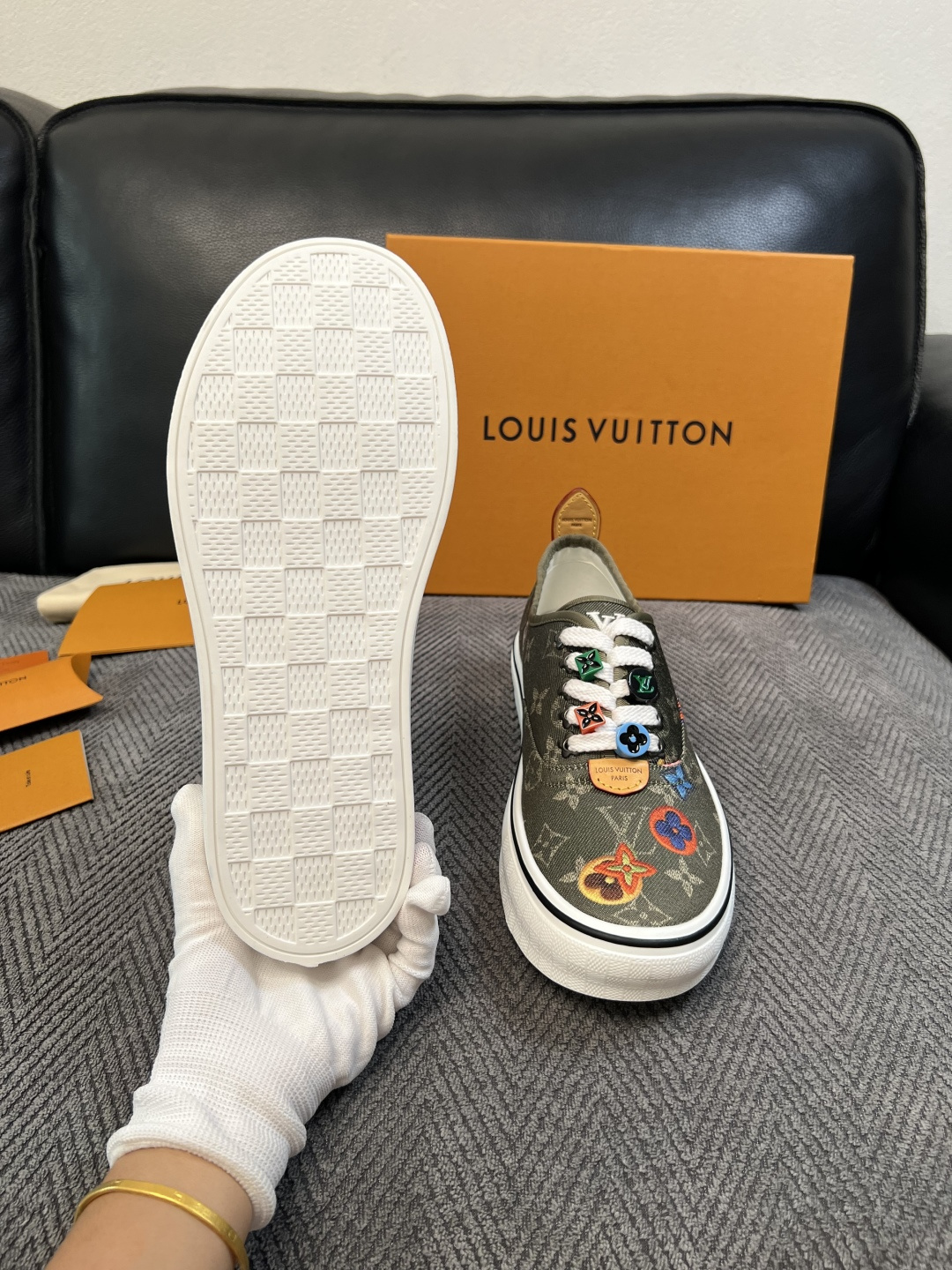 Lv  顶级代购  路易威登 专柜同步，意大利进口面料，进口水染牛皮内里，鞋底：原厂特供原版底，原厂跟单货，码数 39-