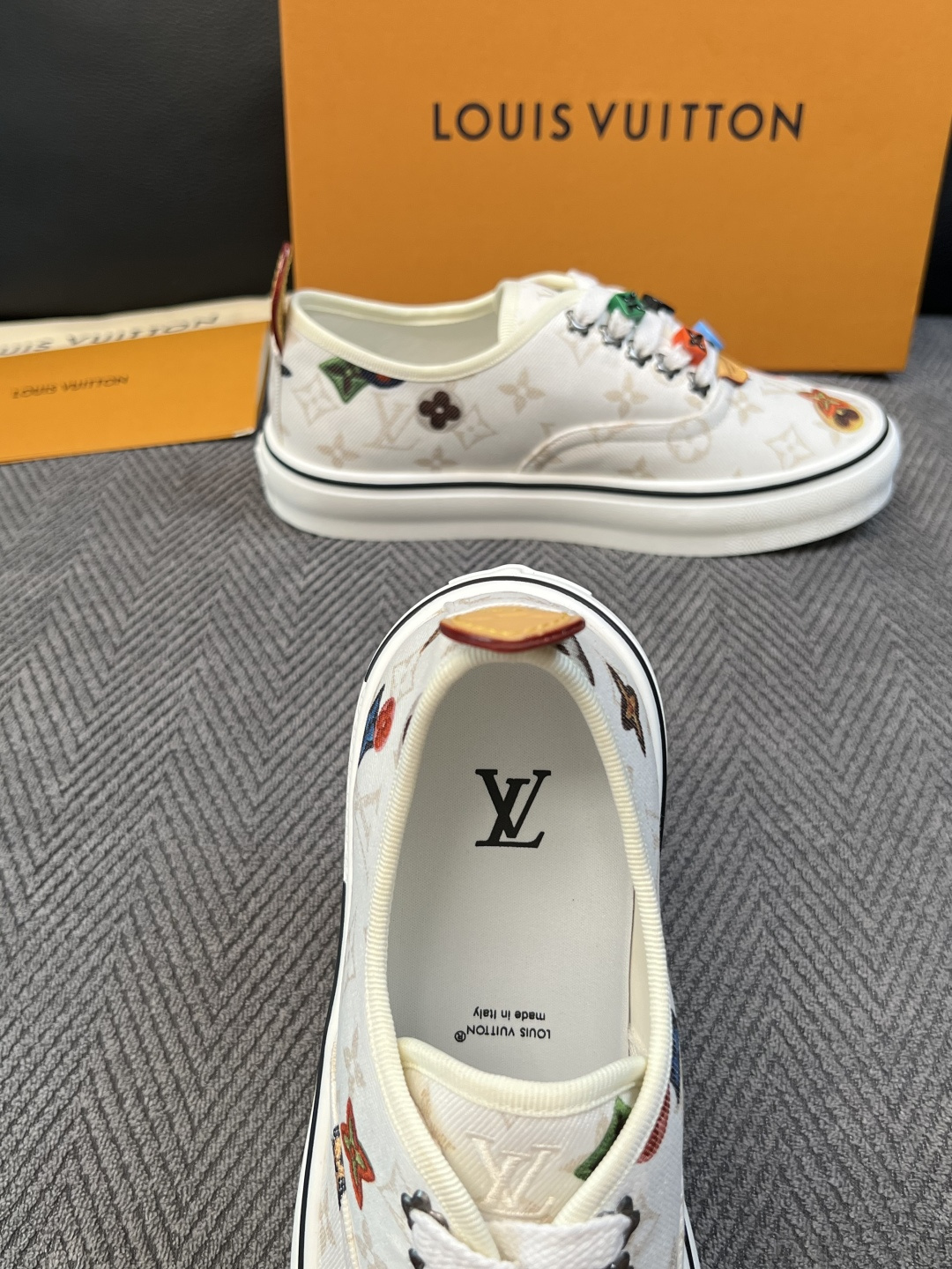 Lv  顶级代购  路易威登 专柜同步，意大利进口面料，进口水染牛皮内里，鞋底：原厂特供原版底，原厂跟单货，码数 39-