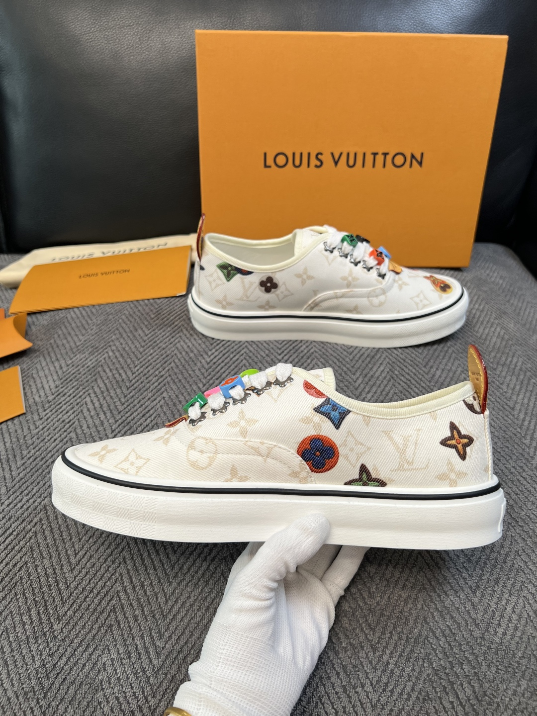 Lv  顶级代购  路易威登 专柜同步，意大利进口面料，进口水染牛皮内里，鞋底：原厂特供原版底，原厂跟单货，码数 39-