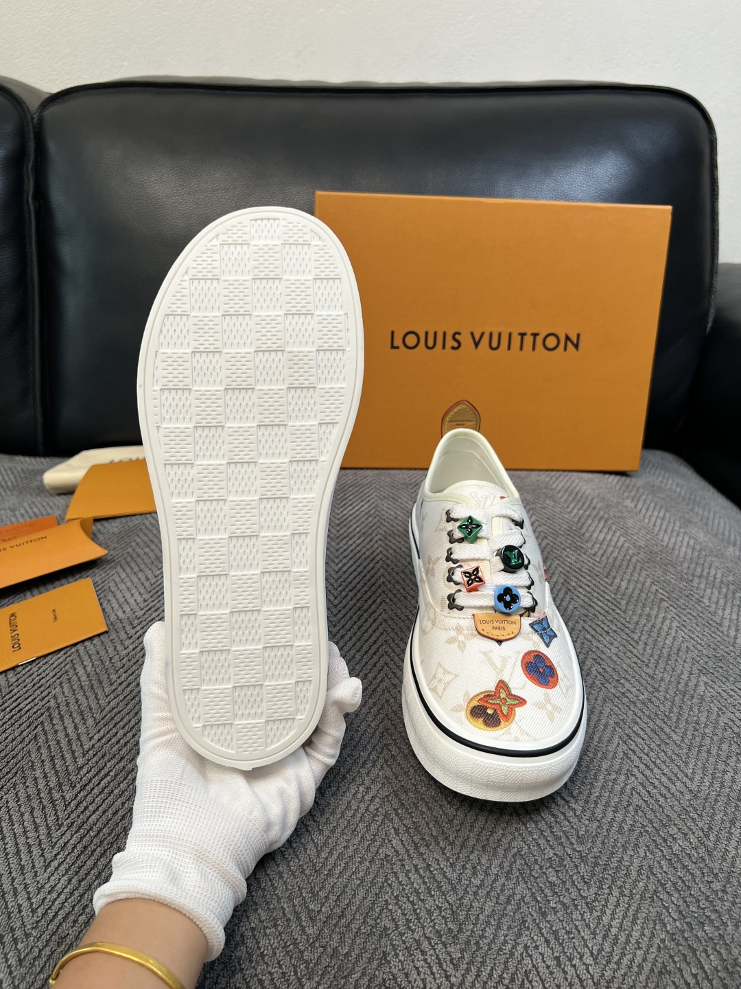 Lv  顶级代购  路易威登 专柜同步，意大利进口面料，进口水染牛皮内里，鞋底：原厂特供原版底，原厂跟单货，码数 39-
