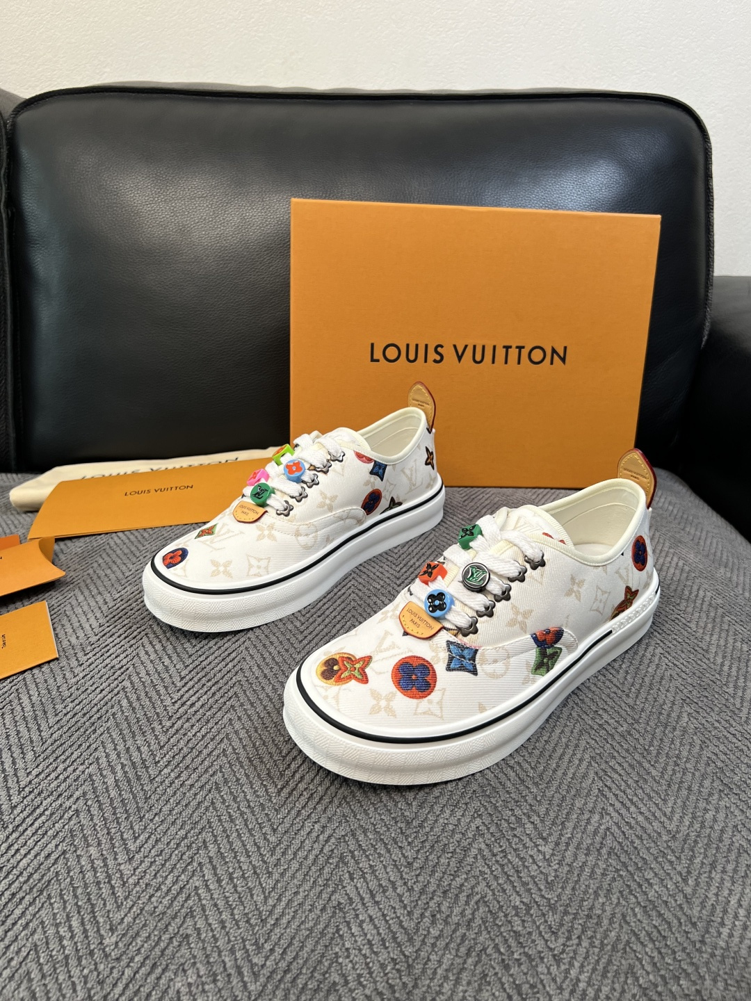 Lv  顶级代购  路易威登 专柜同步，意大利进口面料，进口水染牛皮内里，鞋底：原厂特供原版底，原厂跟单货，码数 39-