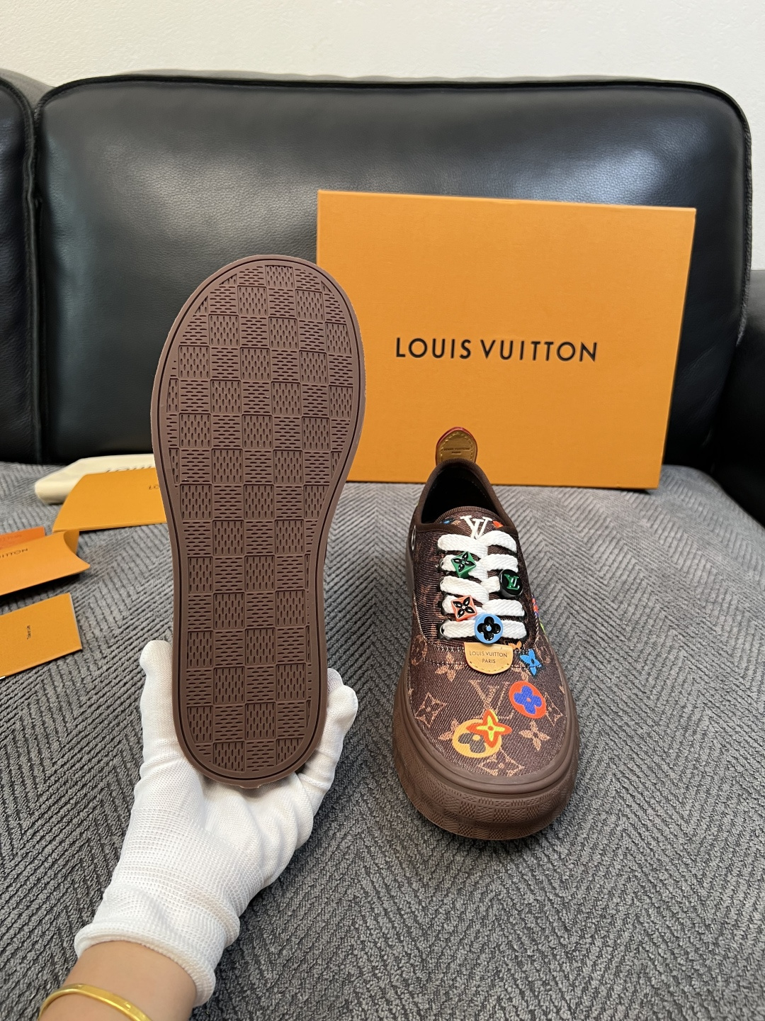 Lv  顶级代购  路易威登 专柜同步，意大利进口面料，进口水染牛皮内里，鞋底：原厂特供原版底，原厂跟单货，码数 39-
