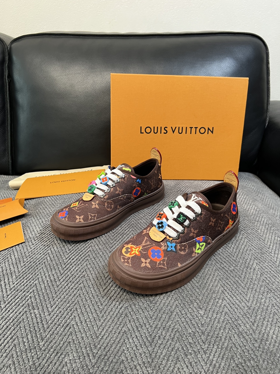 Lv  顶级代购  路易威登 专柜同步，意大利进口面料，进口水染牛皮内里，鞋底：原厂特供原版底，原厂跟单货，码数 39-