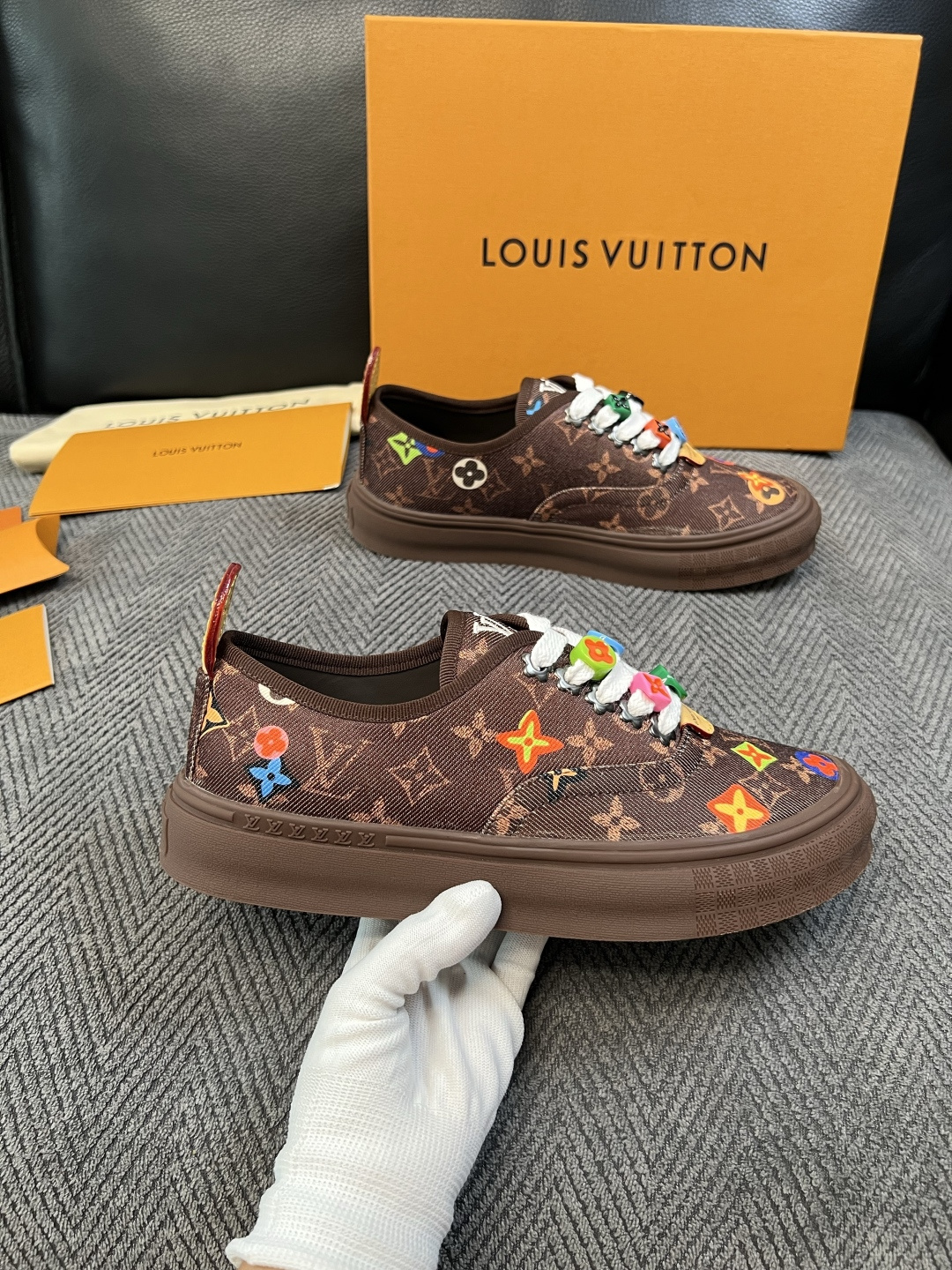 Lv  顶级代购  路易威登 专柜同步，意大利进口面料，进口水染牛皮内里，鞋底：原厂特供原版底，原厂跟单货，码数 39-