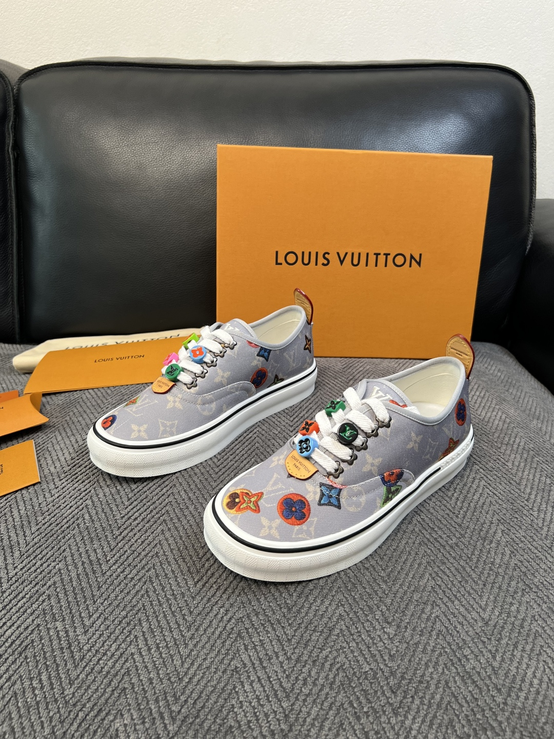Lv  顶级代购  路易威登 专柜同步，意大利进口面料，进口水染牛皮内里，鞋底：原厂特供原版底，原厂跟单货，码数 39-