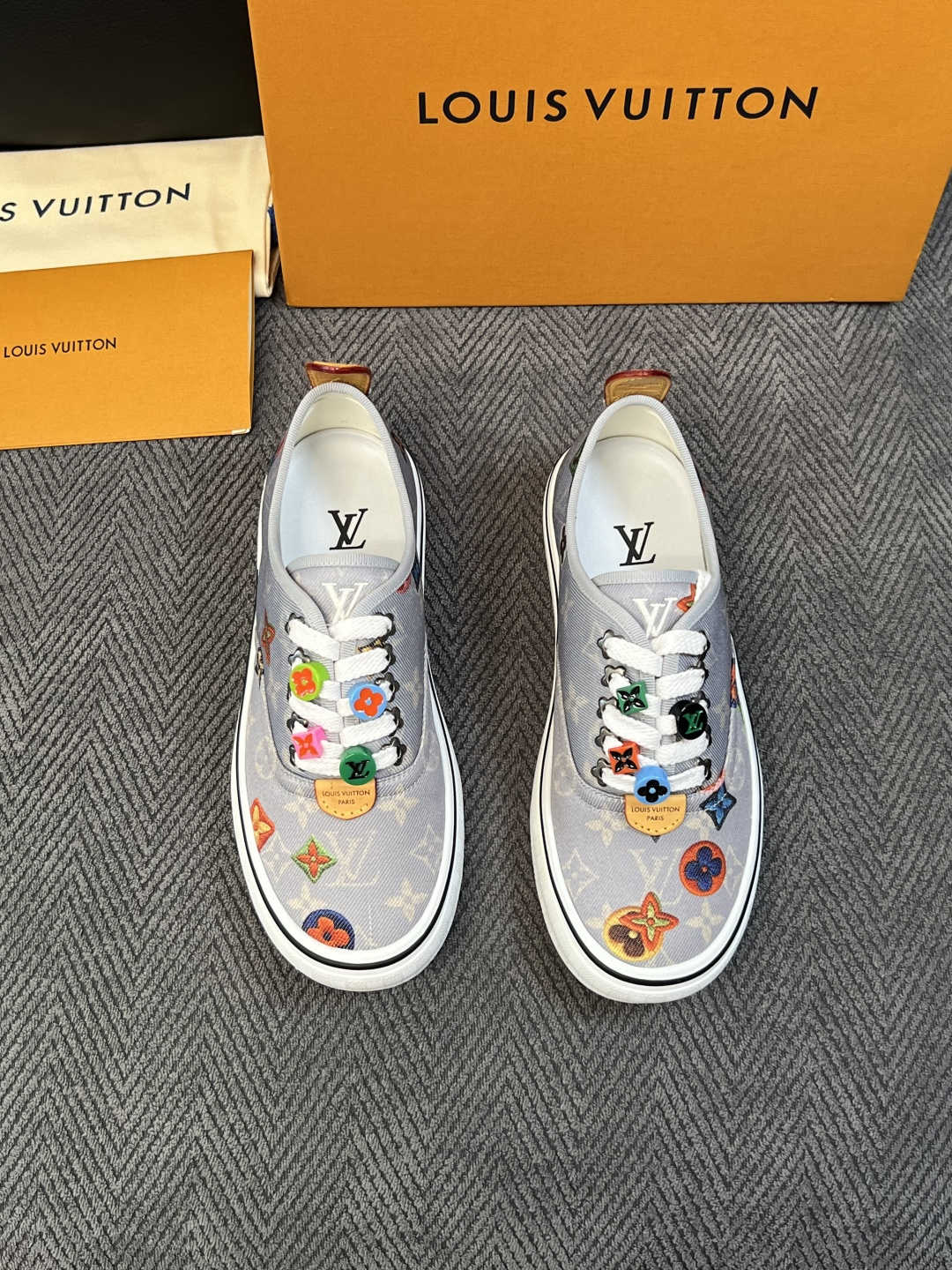 Lv  顶级代购  路易威登 专柜同步，意大利进口面料，进口水染牛皮内里，鞋底：原厂特供原版底，原厂跟单货，码数 39-